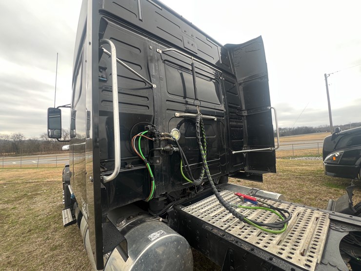 2012-volvo-vn-image-17