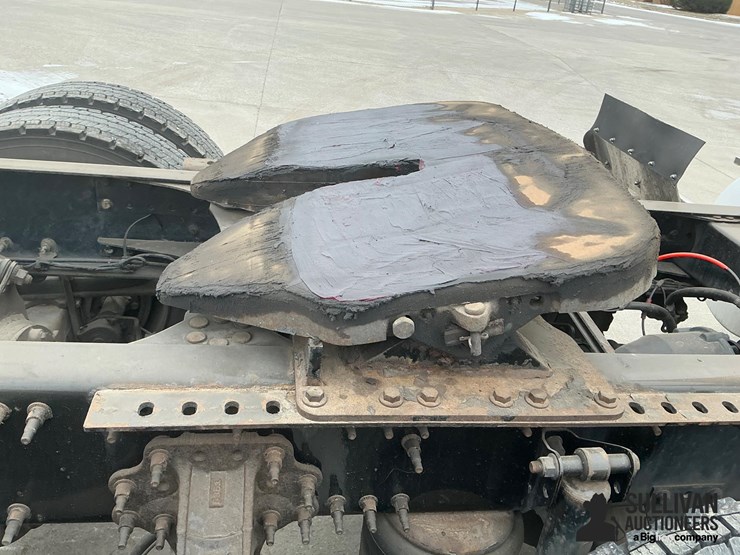 2017-volvo-vnl64t300-image-17