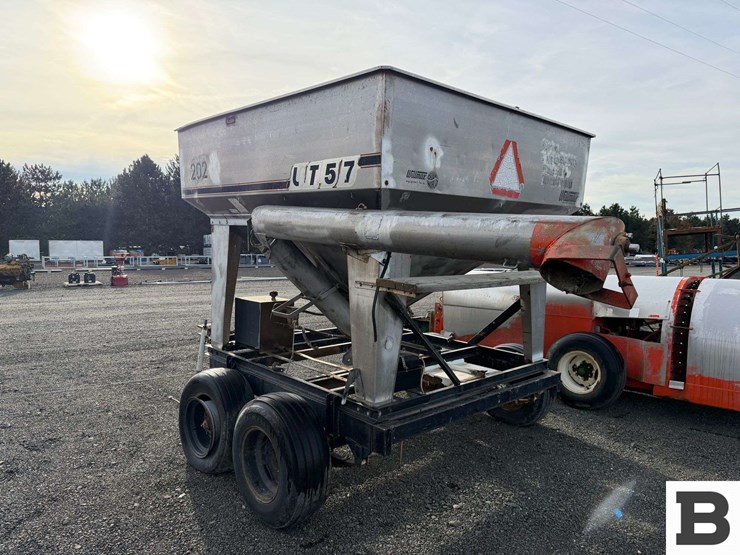 willmar-seed-tender-trailer-image-2