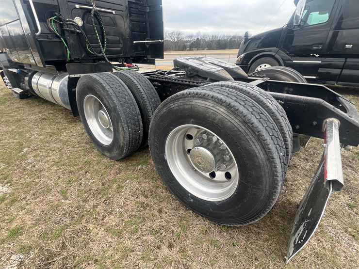 2012-volvo-vn-image-13