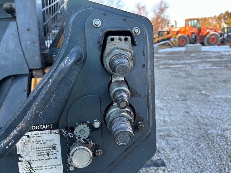 2022-deere-331g-image-11