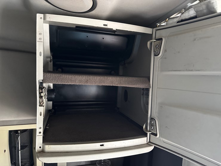 #30941-•-2010-volvo-vnl-tandem-axle-truck-tractor-image-46