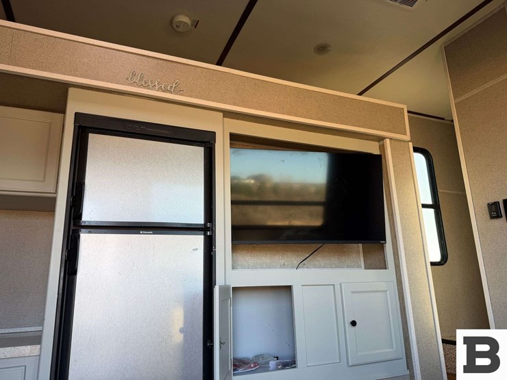 2018-keystone-sprinter-5th-wheel-trailer-image-38