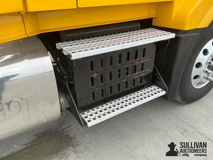 2017-volvo-vnl64t300-image-14