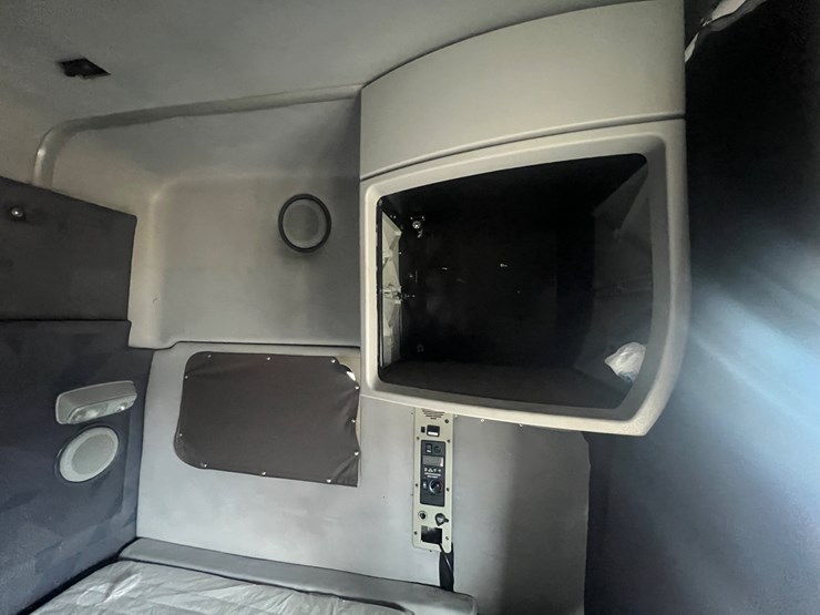 2012-volvo-vn-image-29