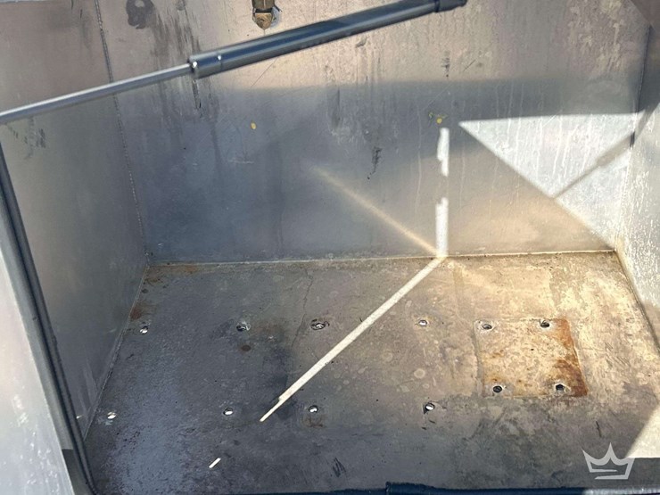 2017-freightliner-m2-106-image-20