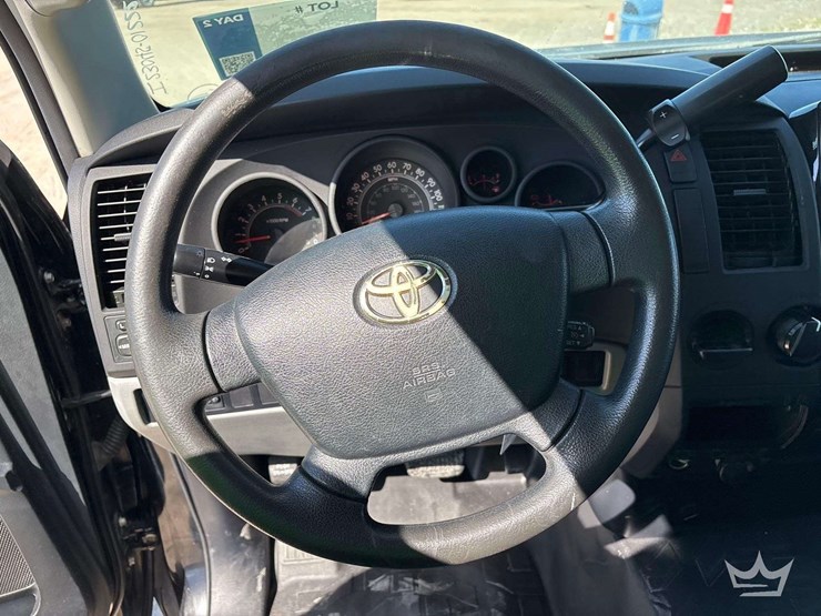 2012-toyota-tundra-sr5-image-19