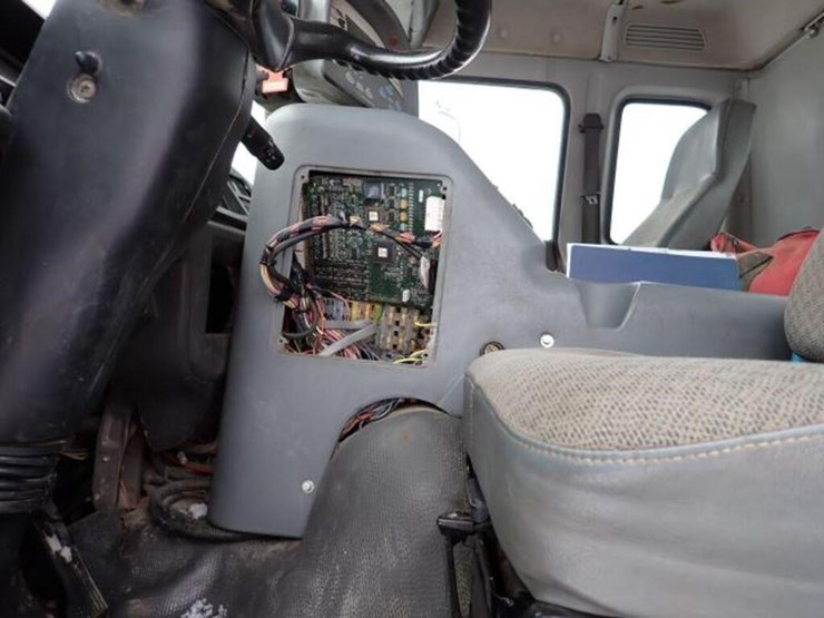 2004-gmc-t7500-image-19