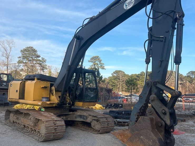 deere-240d-lc-image-2