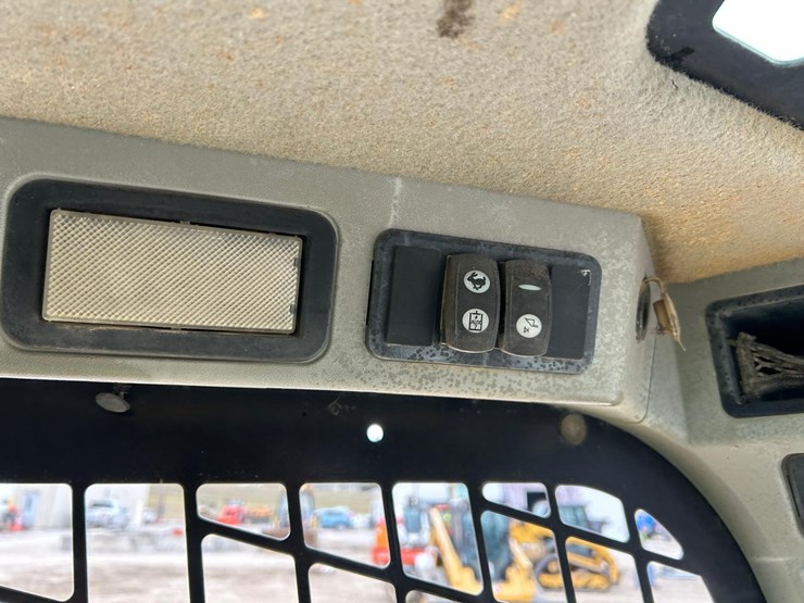 2015-caterpillar-259d-image-27