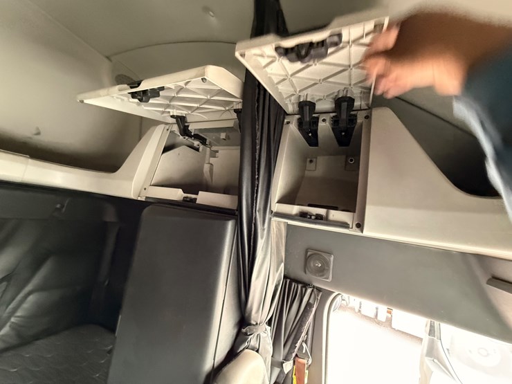 2022-western-star-49x-image-45