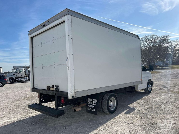 2017-chevrolet-express-3500-image-3