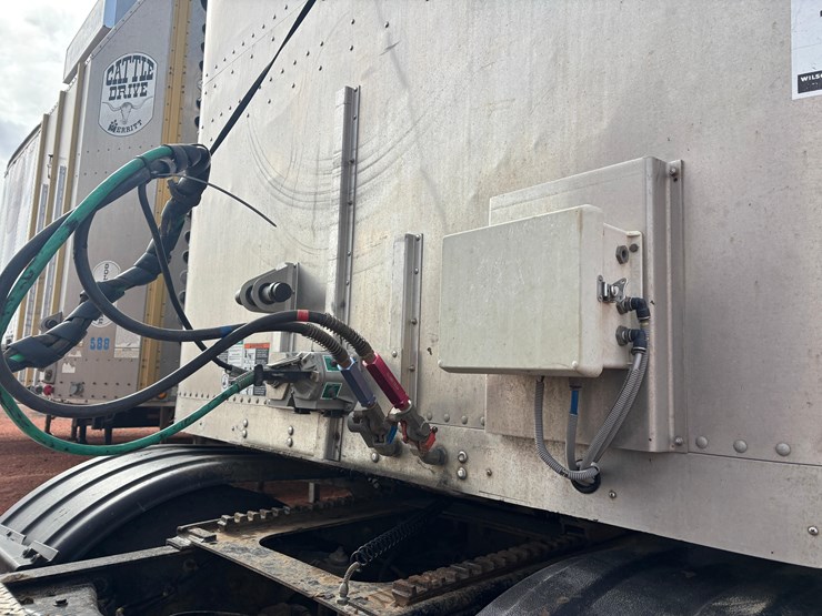 2018-wilson-livestock-trailer-image-12