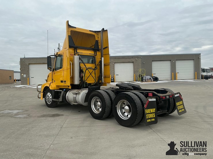 2017-volvo-vnl64t300-image-7