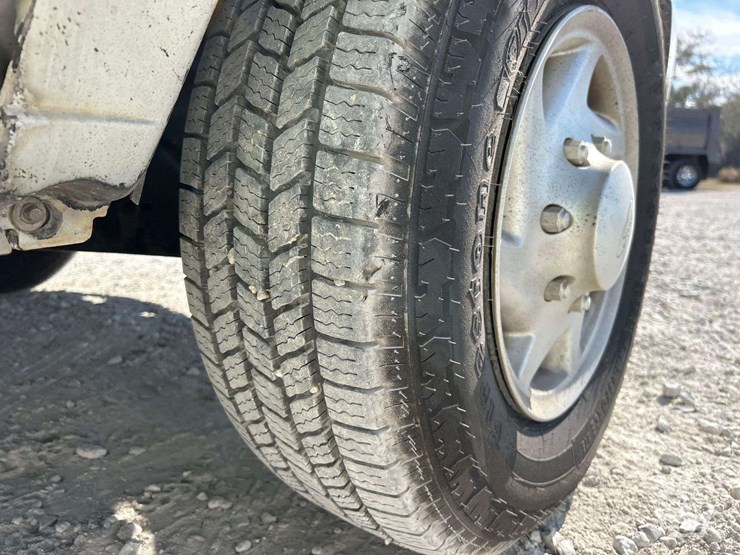 2008-ford-cargo-image-33