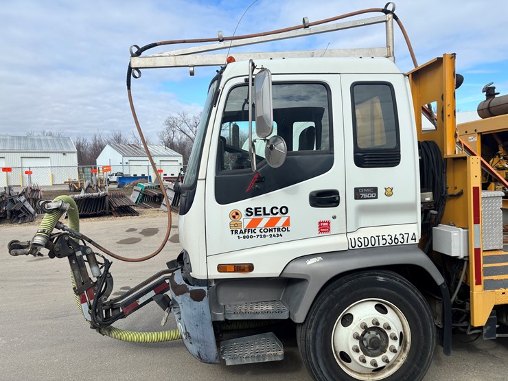 2005-gmc-t7500-image-7