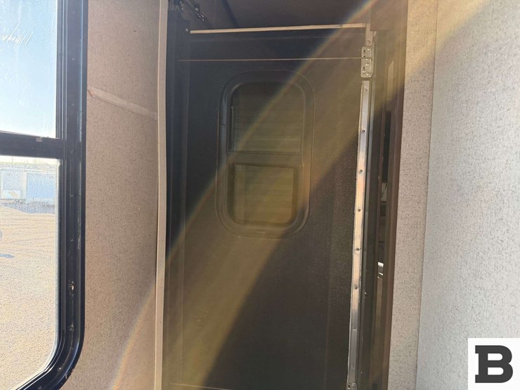 2018-keystone-sprinter-5th-wheel-trailer-image-42