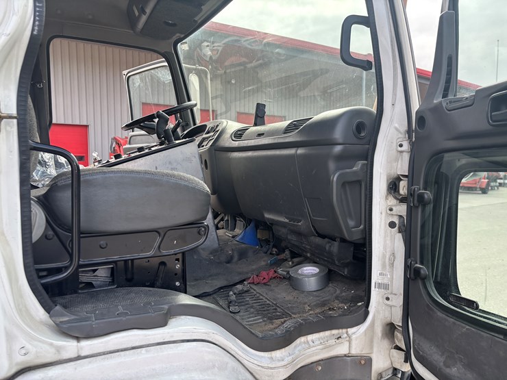 2005-gmc-t7500-image-14