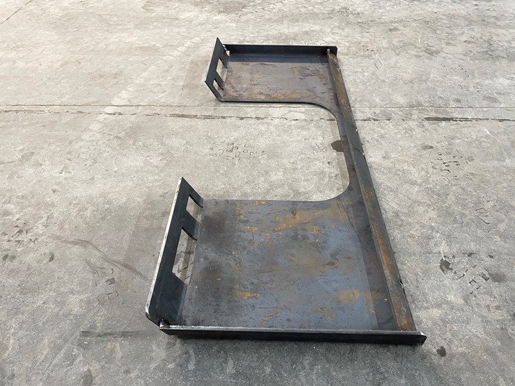 #2476-•-skid-steer-walk-through-weldable-attachment-plate-image-4