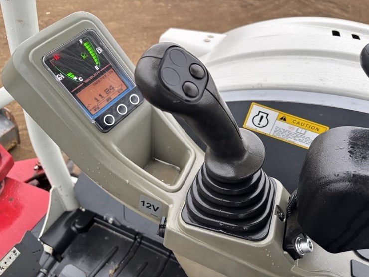 2021-takeuchi-tb240-image-31