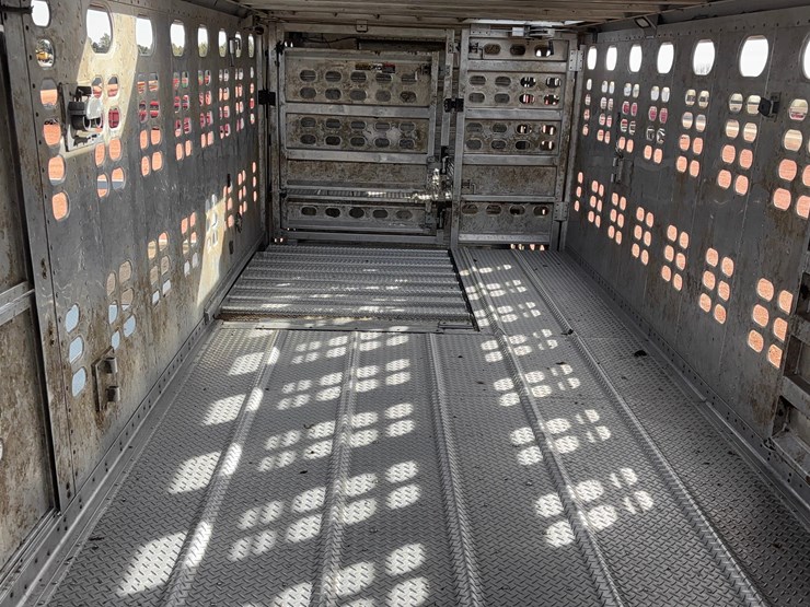 2018-wilson-livestock-trailer-image-19