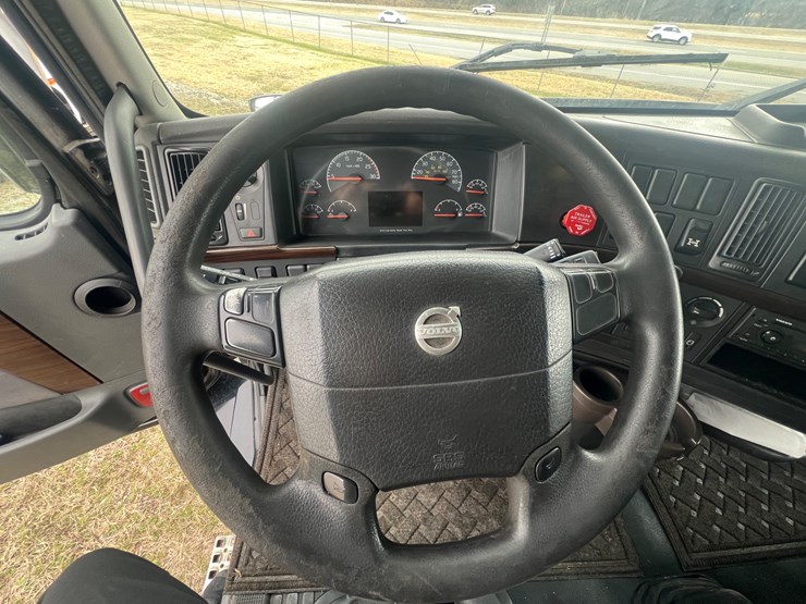 2012-volvo-vn-image-39