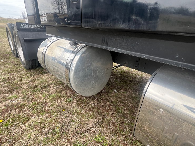 2012-volvo-vn-image-10