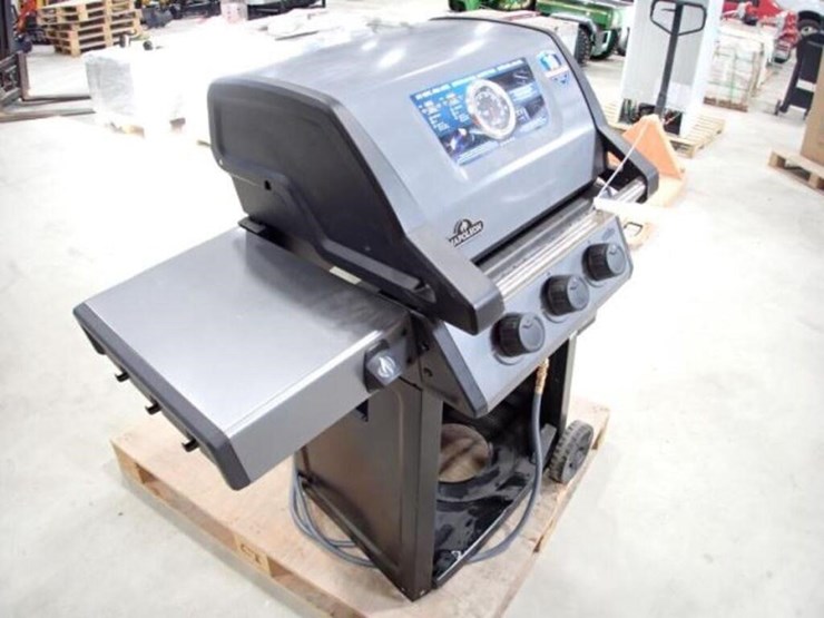 napoleon-f365-3-burner-natural-gas-bbq-image-4