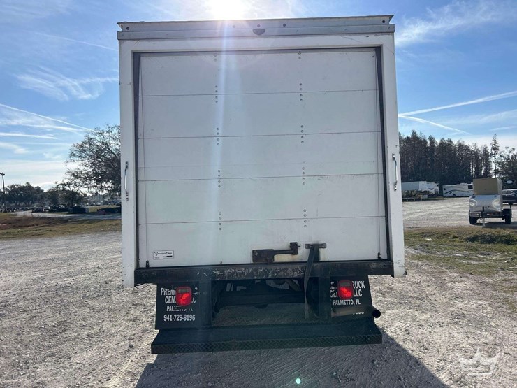 2017-chevrolet-express-3500-image-25