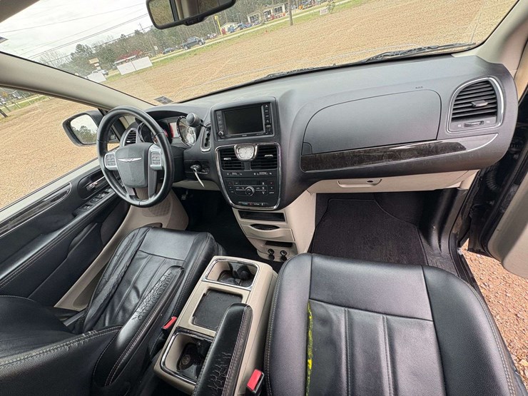 2014-chrysler-town-&-country-image-25