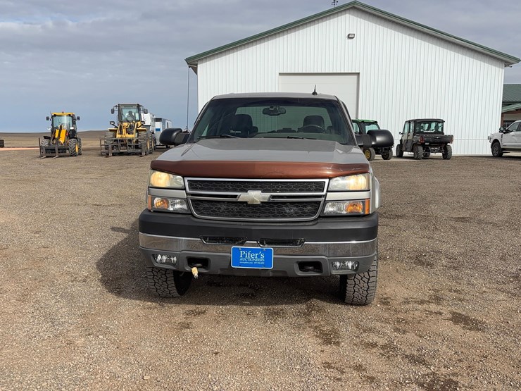 2004-chevrolet-2500hd-image-2