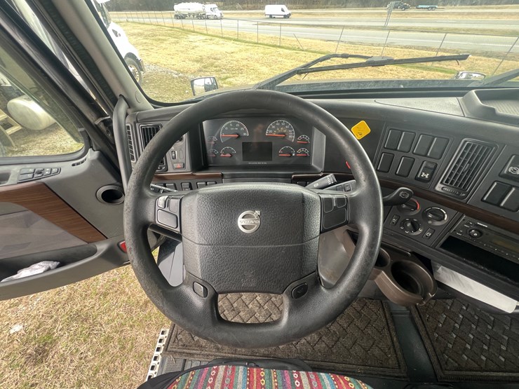 2012-volvo-vn-image-36