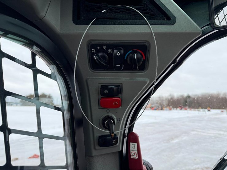 2022-caterpillar-246d3-image-34