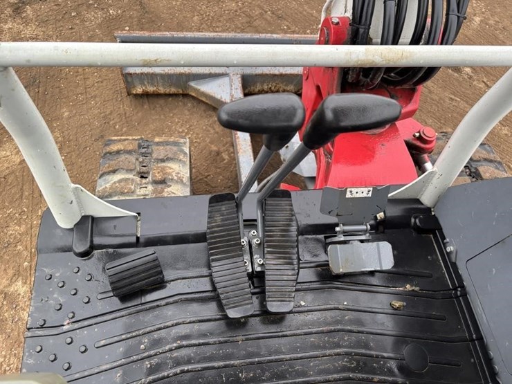 2021-takeuchi-tb240-image-28