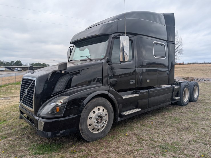 #30942-•-2015-volvo-vnl-tandem-axle-truck-tractor-image-1