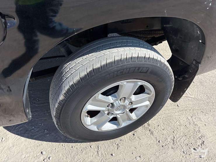 2012-toyota-tundra-sr5-image-9