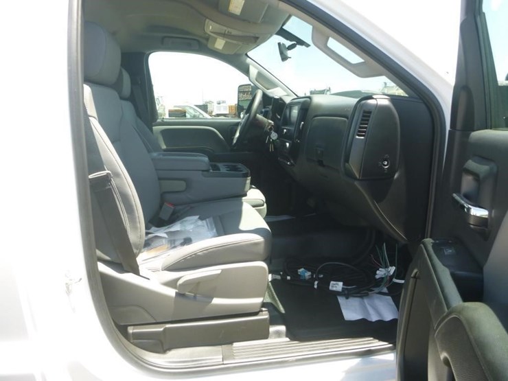 2023-chevrolet-silverado-5500hd-image-12