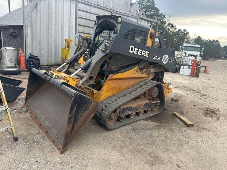 deere-323e-image-2