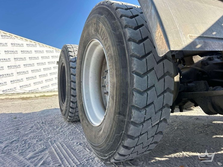 2013-freightliner-cascadia-125-image-40