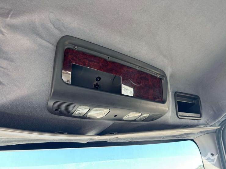 2017-freightliner-m2-106-image-16