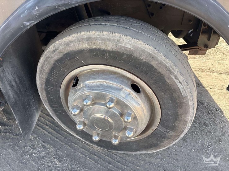 2001-freightliner-mb55-image-35