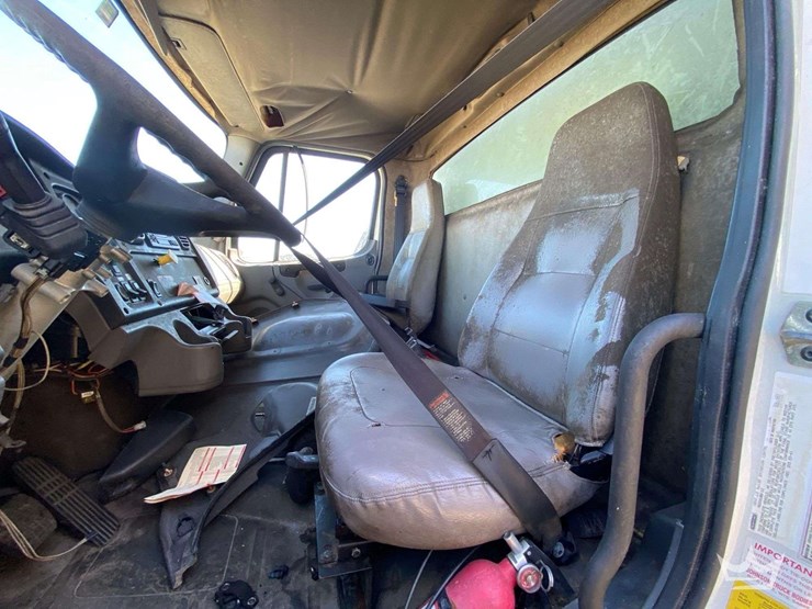 2005-freightliner-m2-106-image-10