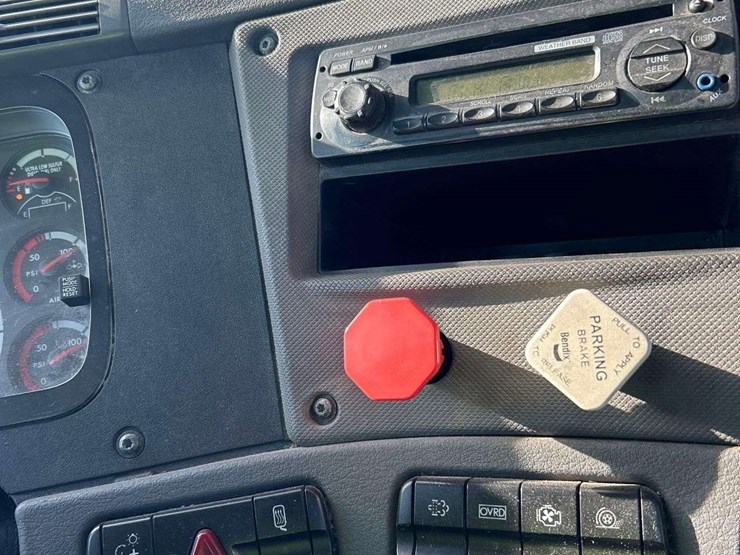 2013-freightliner-cascadia-125-image-16