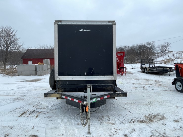 #135-•-2022-rock-line-products-air-tow-ground-loading-enclosed-trailer-(has-wi-title)-image-2
