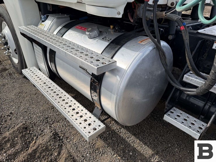 2017-freightliner-cascadia-125-image-12