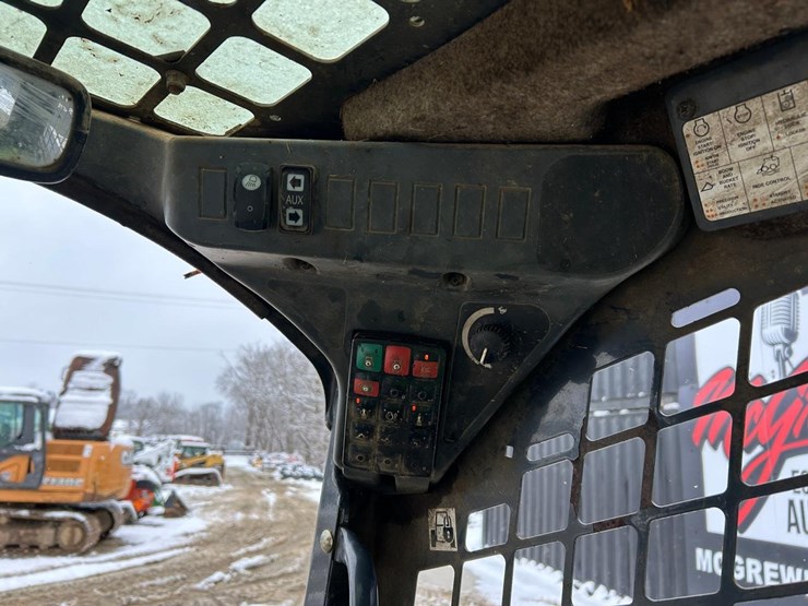 2021-deere-331g-image-22