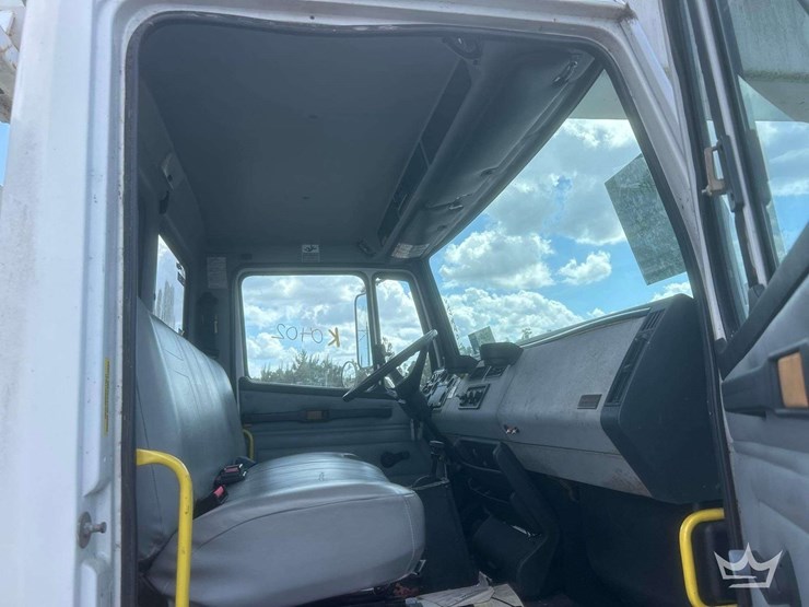 1999-freightliner-fl80-image-47