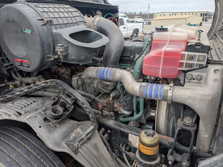 #30942-•-2015-volvo-vnl-tandem-axle-truck-tractor-image-18