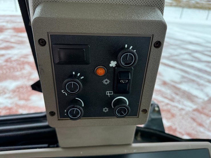 2011-case-570m-xt-image-60