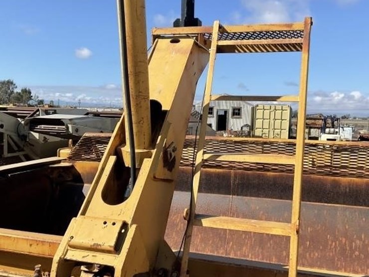 reynolds-15.5r-15-yd-carry-all-eject-scraper-image-8